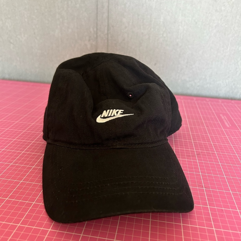Kids Nike cap size 4-7 black
